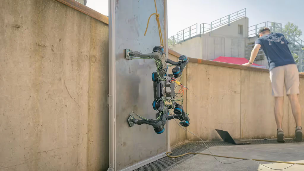 L'équipe de recherche Magnecko de l'ETH Zurich teste son robot grimpeur