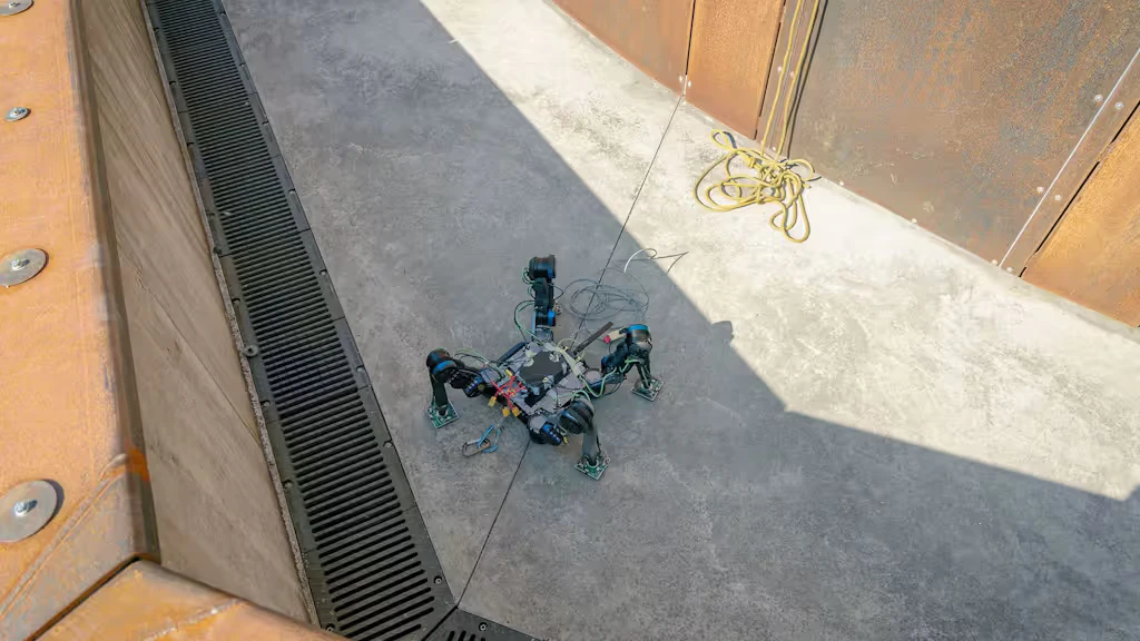 L'équipe de recherche Magnecko de l'ETH Zurich teste son robot grimpeur