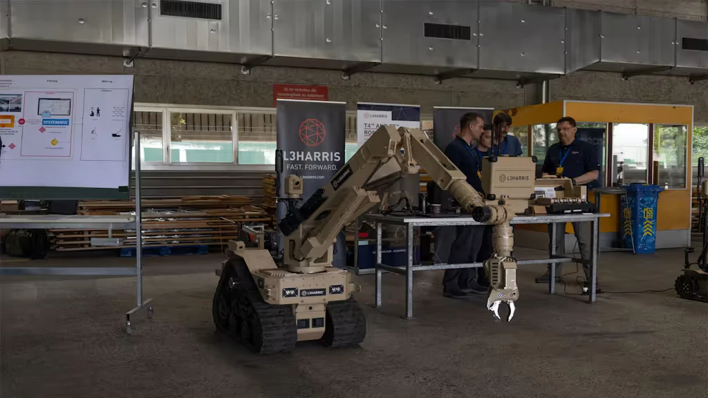 Photo d'un autre système robotique, brun et muni d'une pince sur une grue.